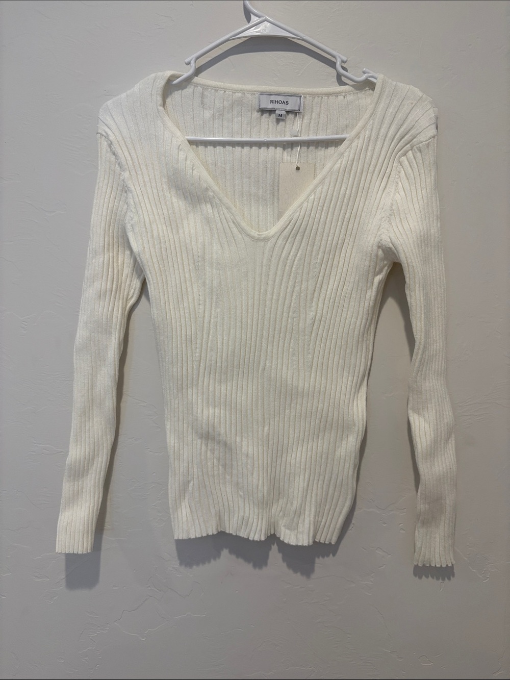 RIHOAS White Ribbed V-Neck Slim Knit Sweater
